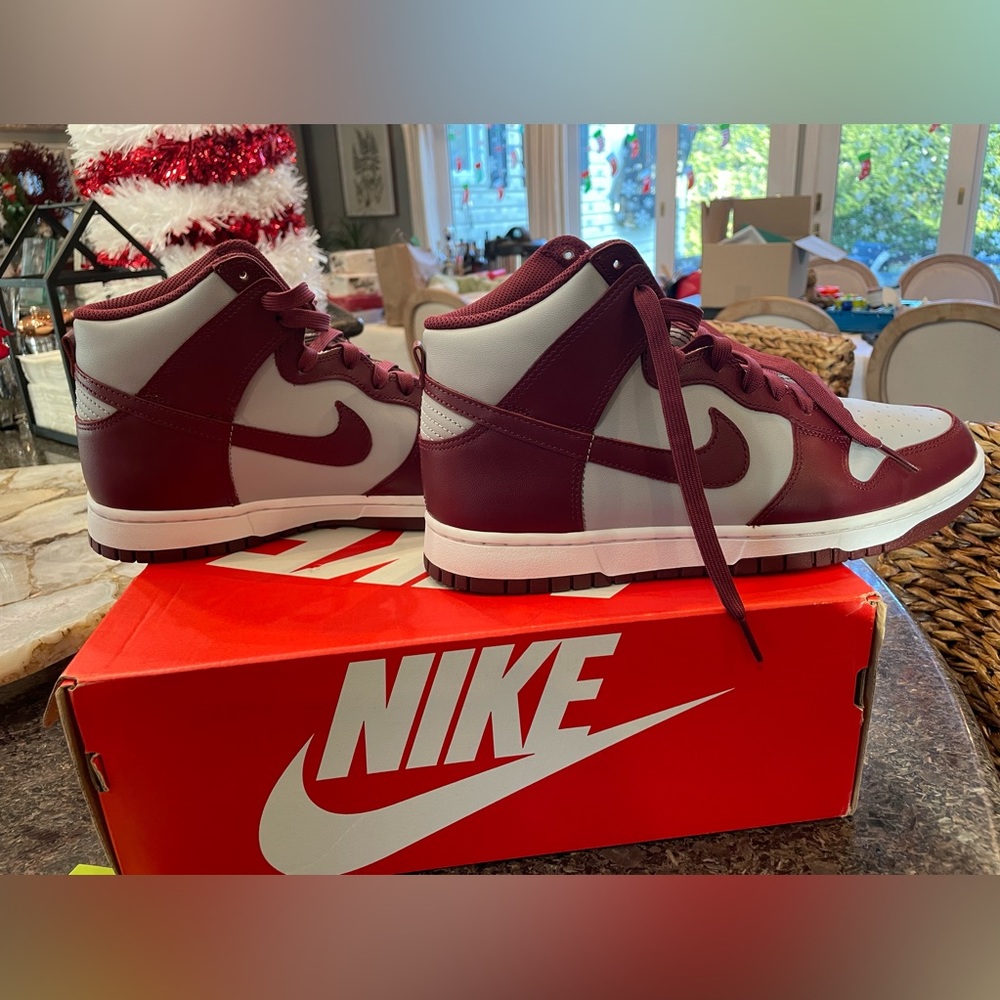 Nike dunks high. No scuffs or creases.excellent condition!